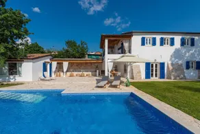 Villa with barbecue & pool | Water view - Image 2