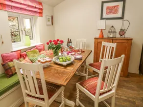Cottage with terrace & garden - Image 4