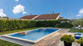 Flat with jacuzzi, pool & garden - Image 2