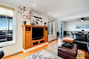 Picturesque Oceanfront Cottage with Hot-tub in Leamington, Ontario - Image 2