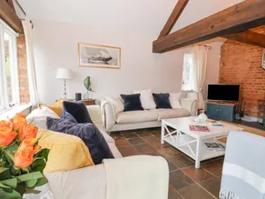 Family-friendly cottage with BBQ, terrace & garden - Image 3