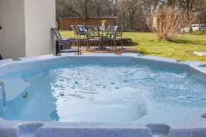 Cottage with garden & hot tub - Image 2