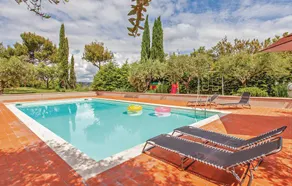 Agréable villa adaptée aux familles avec barbecue, terrasse et jardin | Vue ville - Image 3
