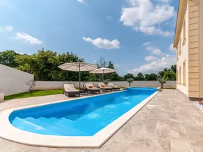 Villa with pool - Image 4