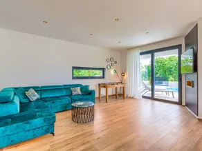 Apartment with private pool & garden - Image 2