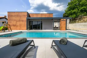 Children-friendly villa with private pool, BBQ & garden | Mountain view - Image 3