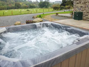 Family-friendly pleasant cottage with hot tub, barbeque & garden - Image 4