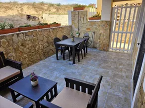 Flat with terrace - Image 3