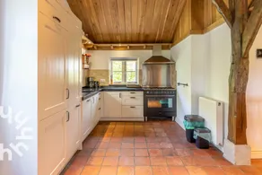 Child-friendly house with barbeque, terrace & garden - Image 5