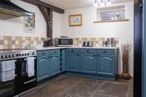 The Holmes Barn - Sleeps 16 - Pet friendly - Image 4