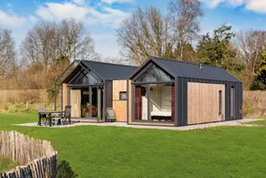 Experience tranquility and nature at the Cosy Family Lodge on Camping Si-Es-An. Luxury lodge for 6 people by the fishing pond. - Image 3