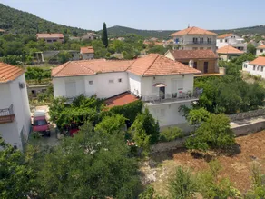 Holiday apartment with garden - Image 3