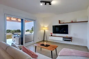 Maison avec jacuzzi, terrasse et piscine - Image 3