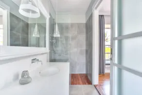 Large luxury enclosed villa, perfect location - Image 4