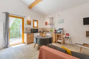 Lovely flat with terrace, garden & pool - Image 5