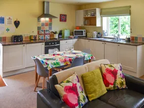 Family-friendly beautiful cottage with garden & pool | Dogs allowed - Image 5