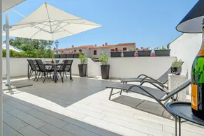 Merveilleuse villa entièrement équipée avec terrasse, jardin et internet haut débit | Vue ville | Proche de la plage - Image 2