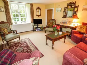 Cottage with garden - Image 2