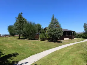 Family-oriented cottage with garden - Image 2