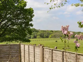 Cottage with garden - Image 2