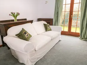 Cottage with garden - Image 4