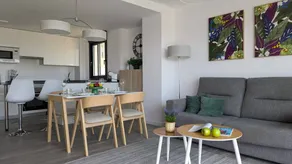 Flat with terrace & pool | City view - Image 4