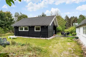 Holiday home with BBQ & terrace | Sea view | Pets allowed - Image 2