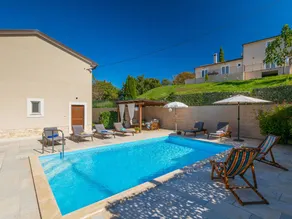Fully equipped lovely holiday home with barbecue, private pool & terrace - Image 5