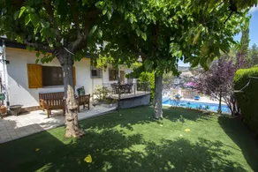 Villa with garden, terrace & private pool - Image 4