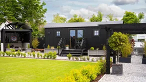 Lodge with barbeque, jacuzzi & garden | Beach view - Image 2