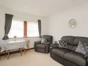 Cottage with garden - Image 3