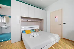 Chambre privée avec jardin, terrasse et piscine | Vue jardin - Image 3