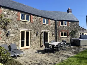 Cottage with hot tub & garden | Beach view - Image 2
