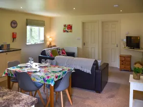 Family-friendly beautiful cottage with garden & pool | Dogs allowed - Image 4
