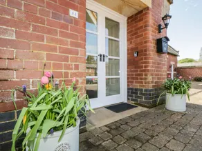 Family-oriented beautiful cottage with garden - Image 2