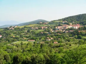 Holiday apartment with BBQ, pool & garden - Image 2