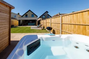 Luxury designer coastal home for 10 with hot tub - Image 5