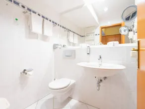 Doppelzimmer mit Stadtblick und Balkon - Image 4