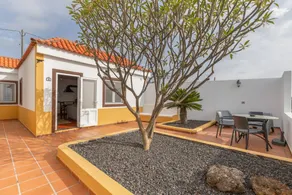 Appartamento con giardino, piscina e terrazza | Vista sul giardino - Image 3