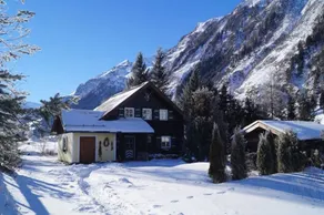 Holiday home with barbeque & garden - Image 5