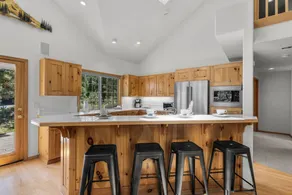Pinecone Lounge - Image 5