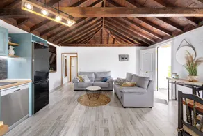 Maison entièrement équipée avec barbecue, terrasse et piscine privée | Vue montagne - Image 4