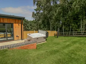 Cottage with garden & jacuzzi | Beach view - Image 4