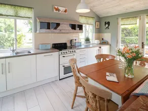 Family-oriented cottage with hot tub, garden & barbeque | Pet-friendly - Image 5