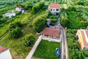 Prostrani apartman za veću obitelj/dvije obitelji s balkonom i dvorištem te pogledom na zaljev - Image 3