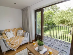 Cottage with garden - Image 4