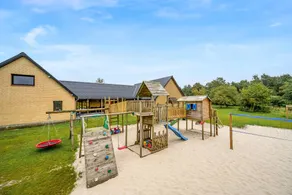 Cottage with sauna & pool - Image 3
