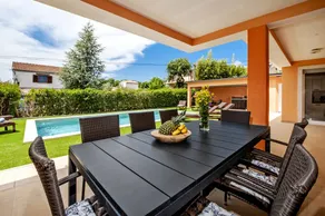 Villa with barbecue, private pool & hot tub - Image 5