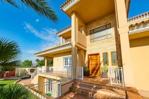 Villa with private pool, barbecue & garden - Image 5