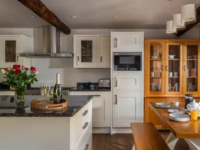 Holiday home with barbeque, jacuzzi & terrace - Image 2
